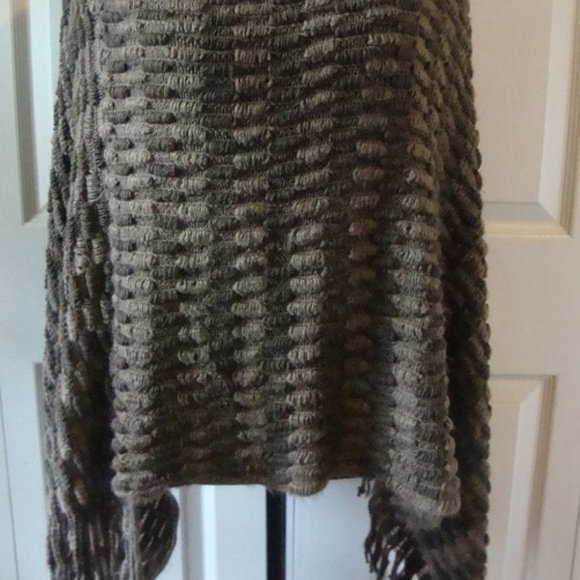 NWT Brown Nubby  Knit Cropped Poncho One Sized - Picture 1 of 3